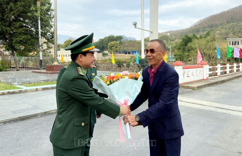 Đại diện Đồn Biên phòng cửa khẩu Ma Lù Thàng tặng hoa cho công dân Trung Quốc đầu tiên nhập cảnh vào Việt Nam qua cặp Cửa khẩu Ma Lù Thàng (Việt Nam) - Kim Thuỷ Hà (Trung Quốc). 